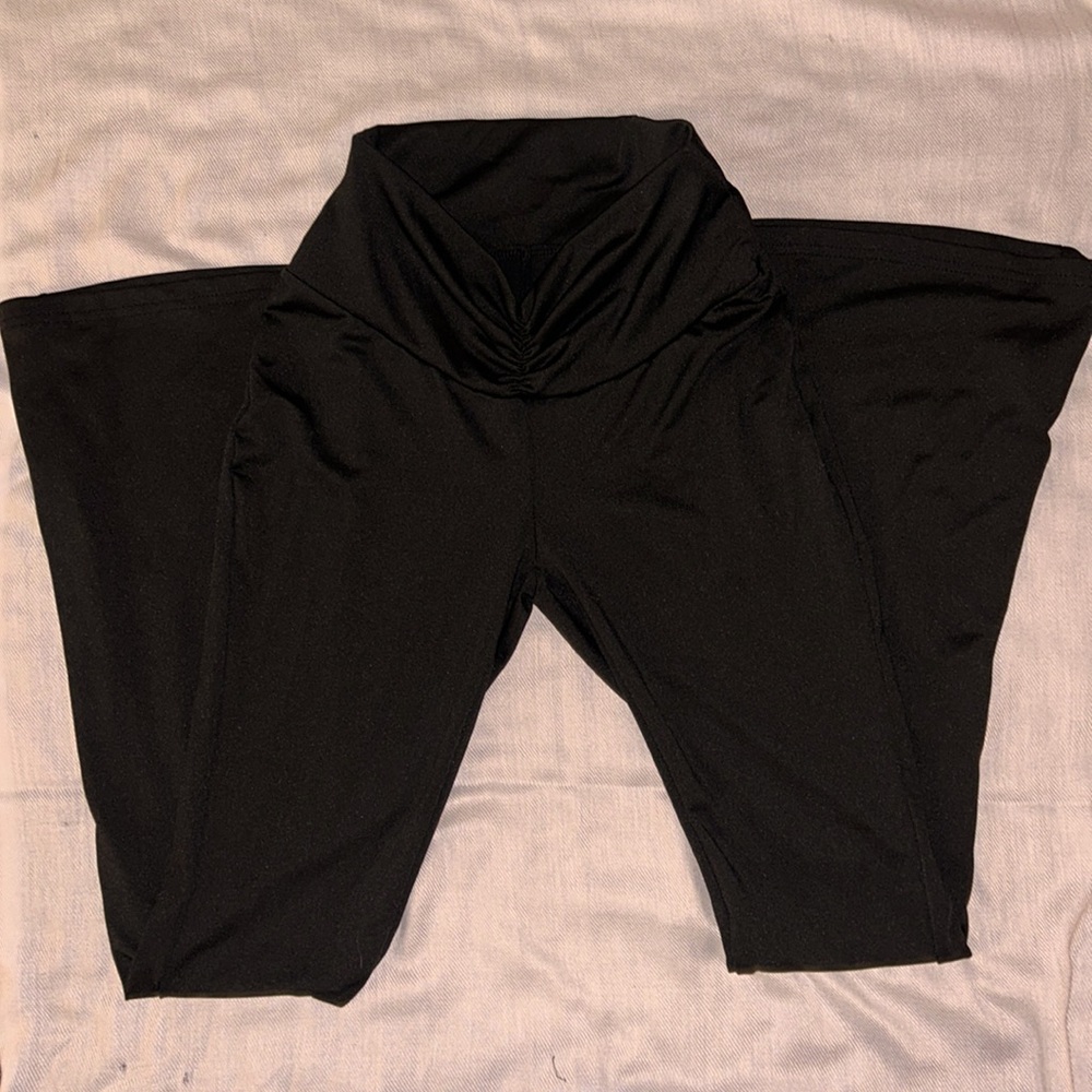 BLACK petite flare yoga pants 🖤